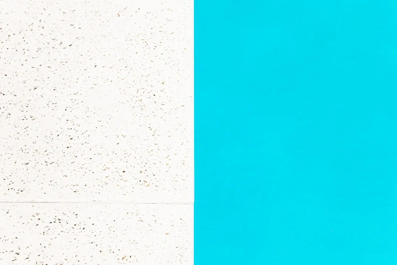 Kante der Steinbegrenzung und das Wasser des Pools