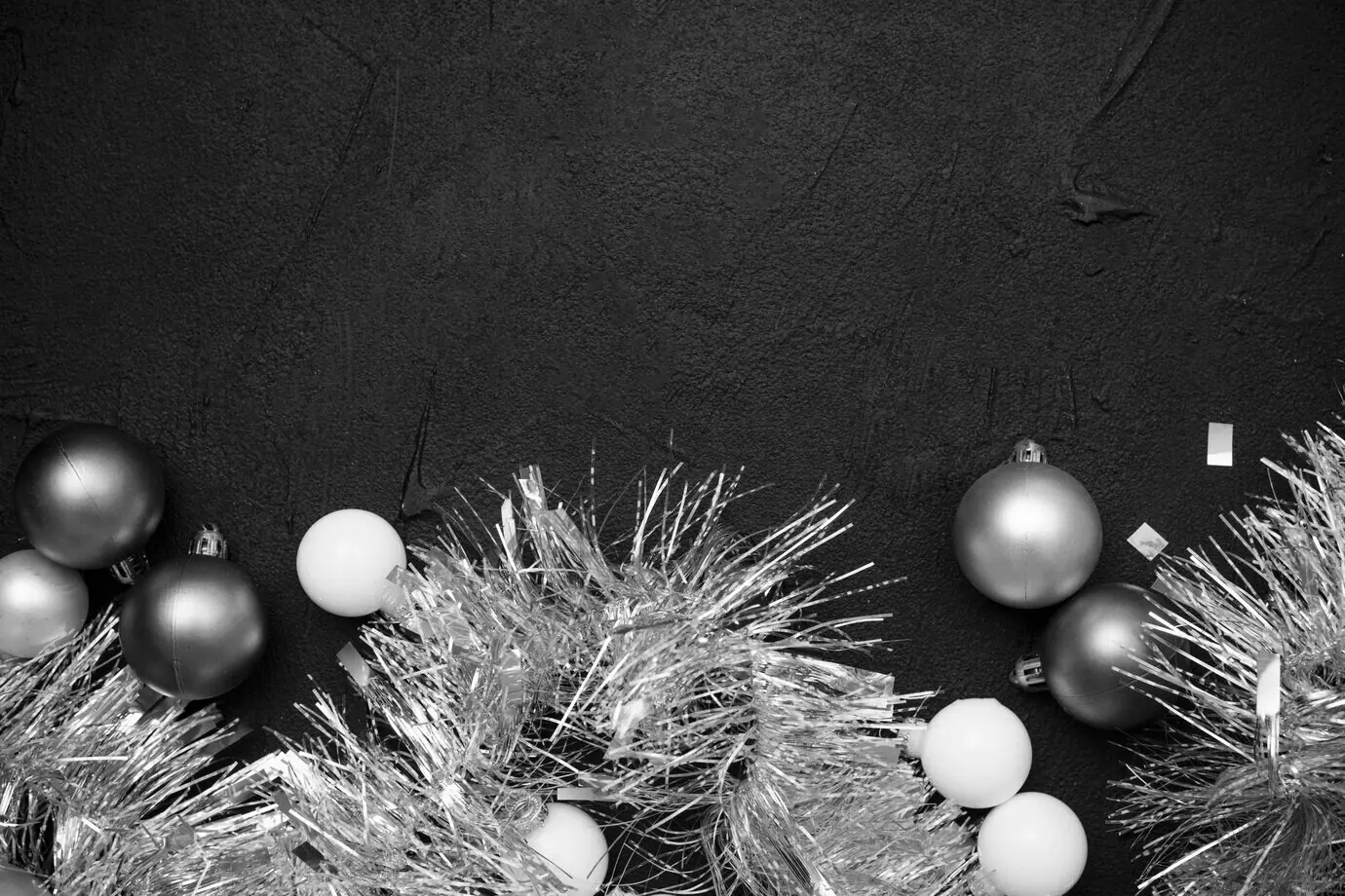 Draufsicht auf silbernes Lametta und Kugeln